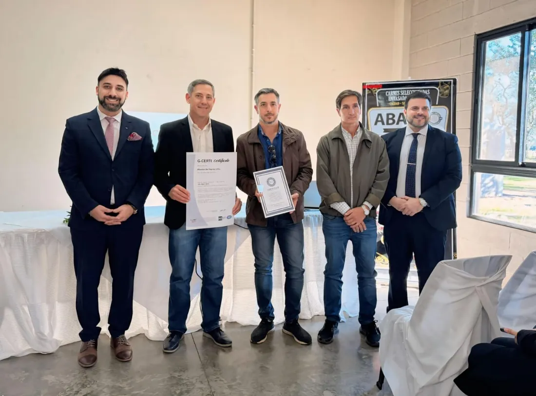 Representantes de una organización con certificados durante la entrega