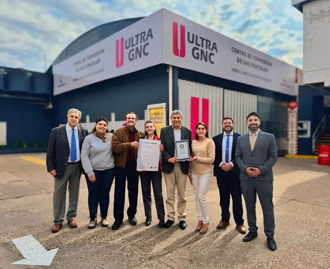Entrega de certificado frente a una estación de servicio