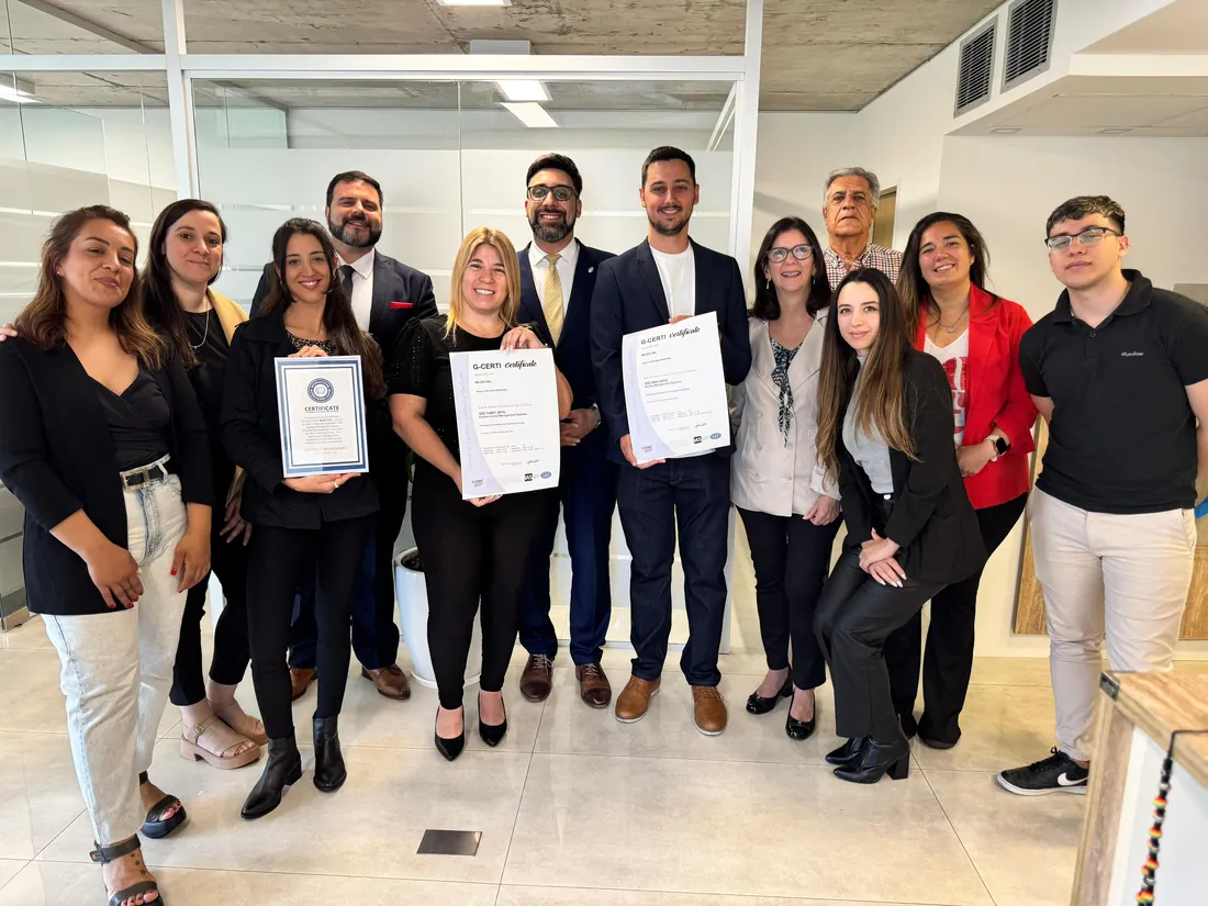Equipo con certificados durante una entrega en oficinas