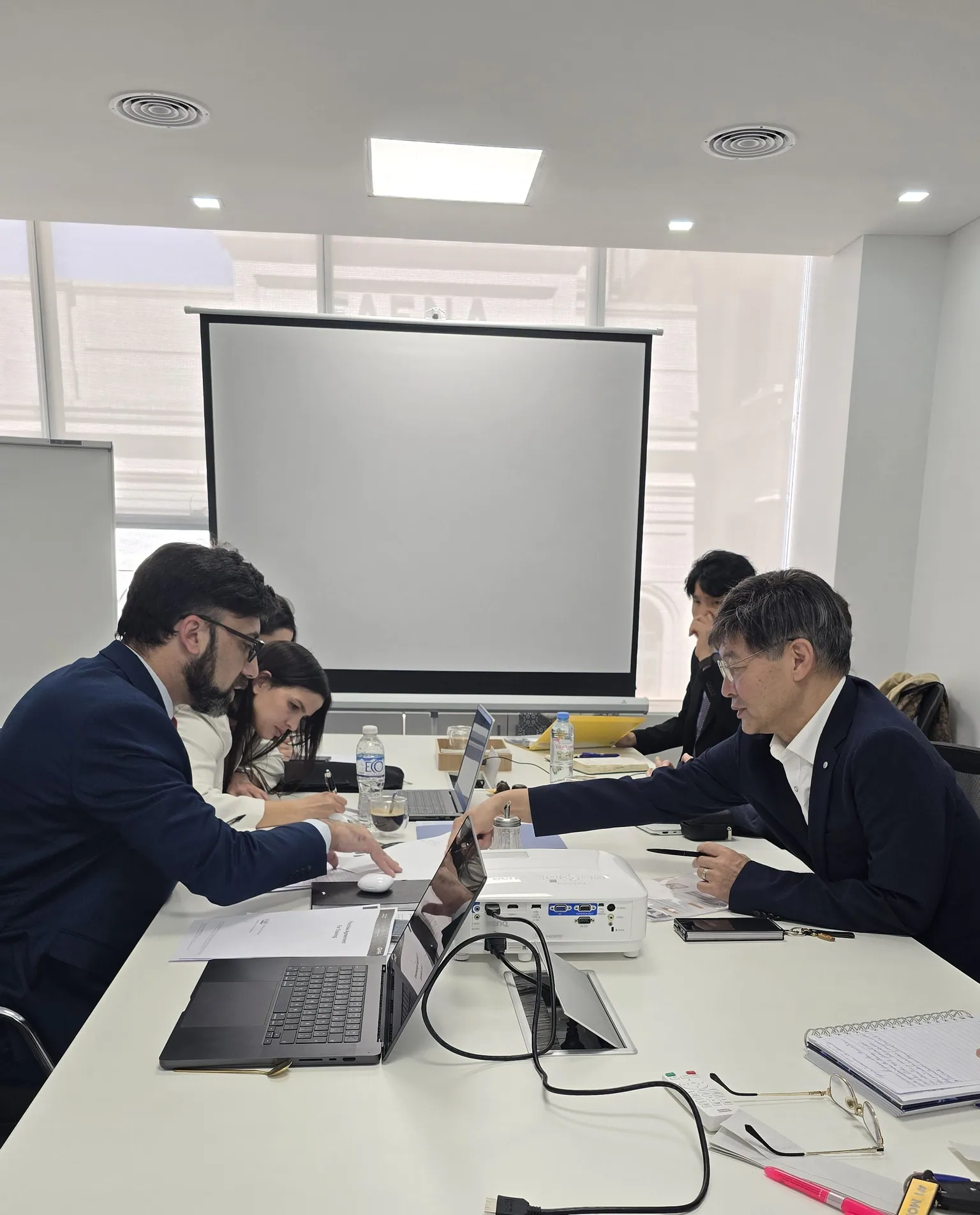 Intercambio de documentación durante una reunión técnica