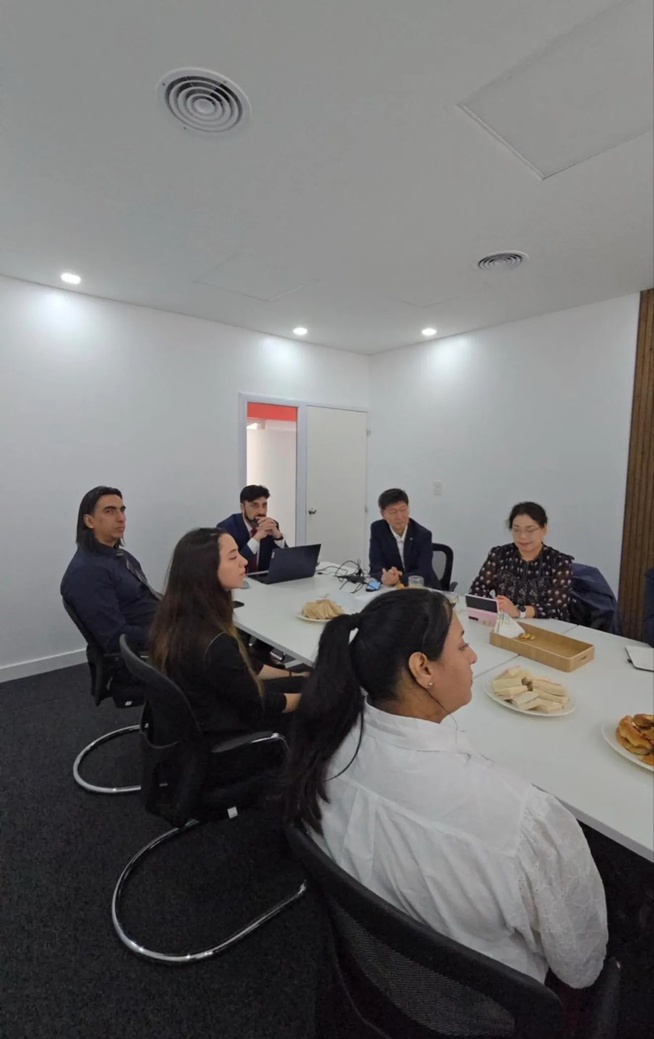 Equipo reunido en una mesa de trabajo