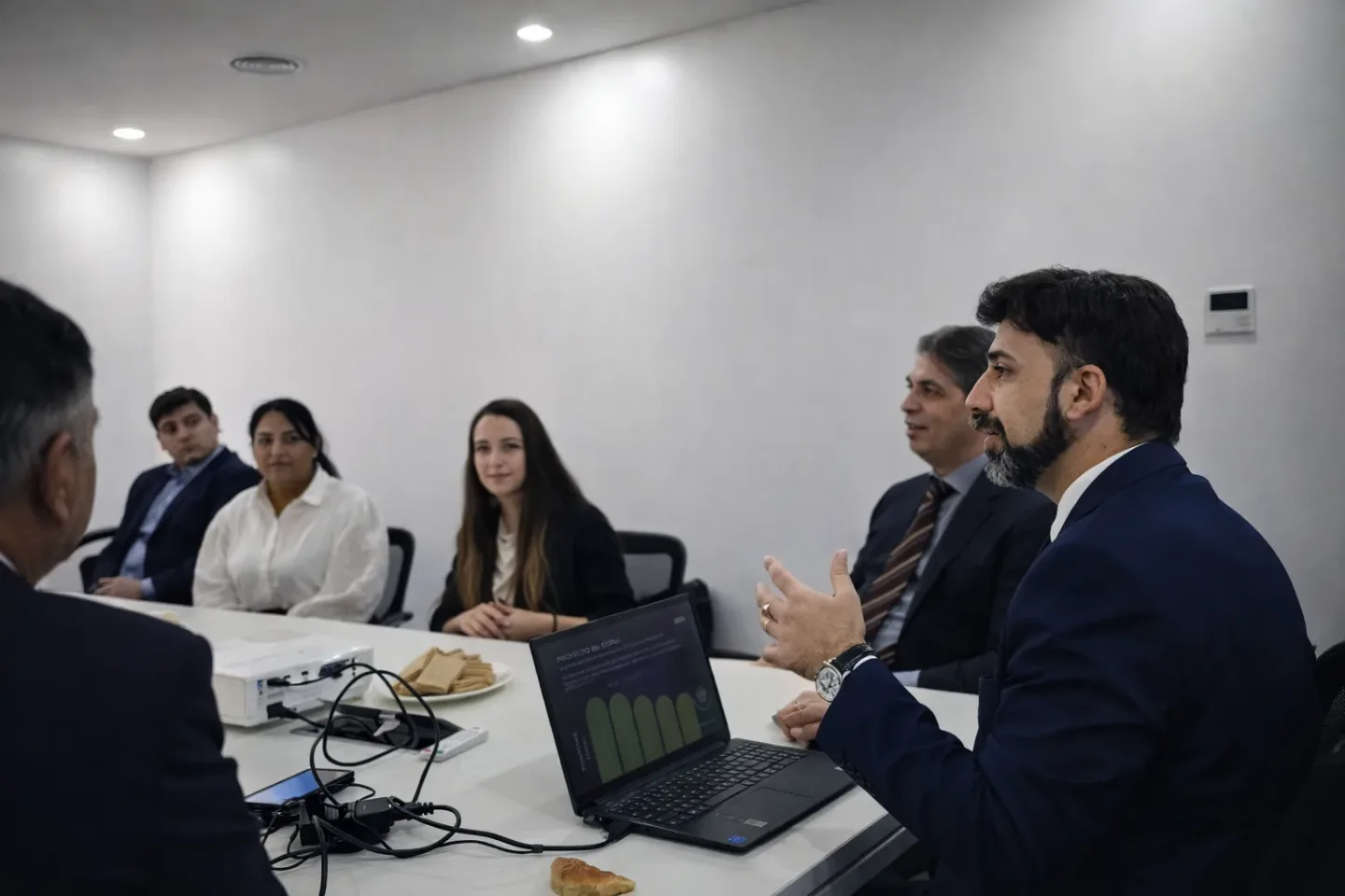 Personas conversando alrededor de una mesa