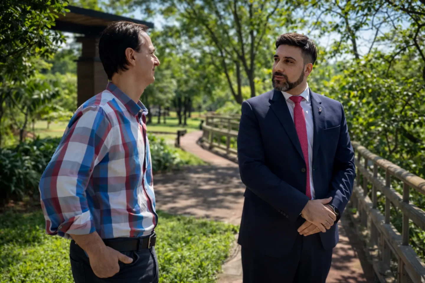 Dos personas conversan junto a una instalación