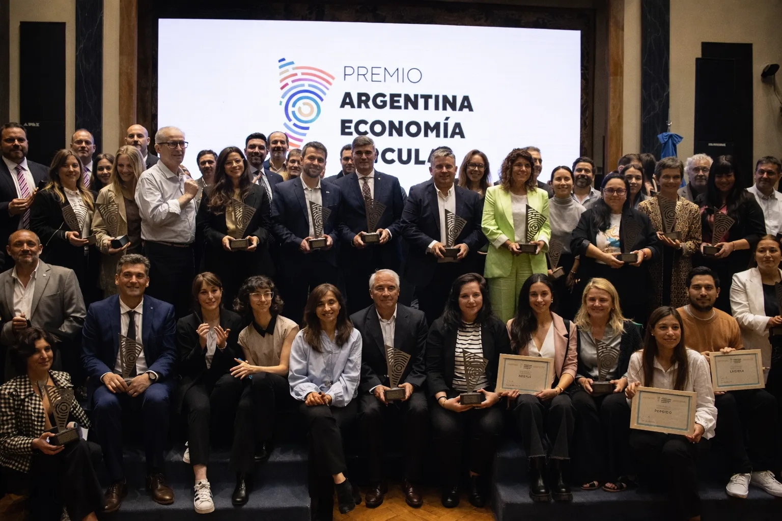 Foto grupal de los galardonados del Premio Argentina Economía Circular