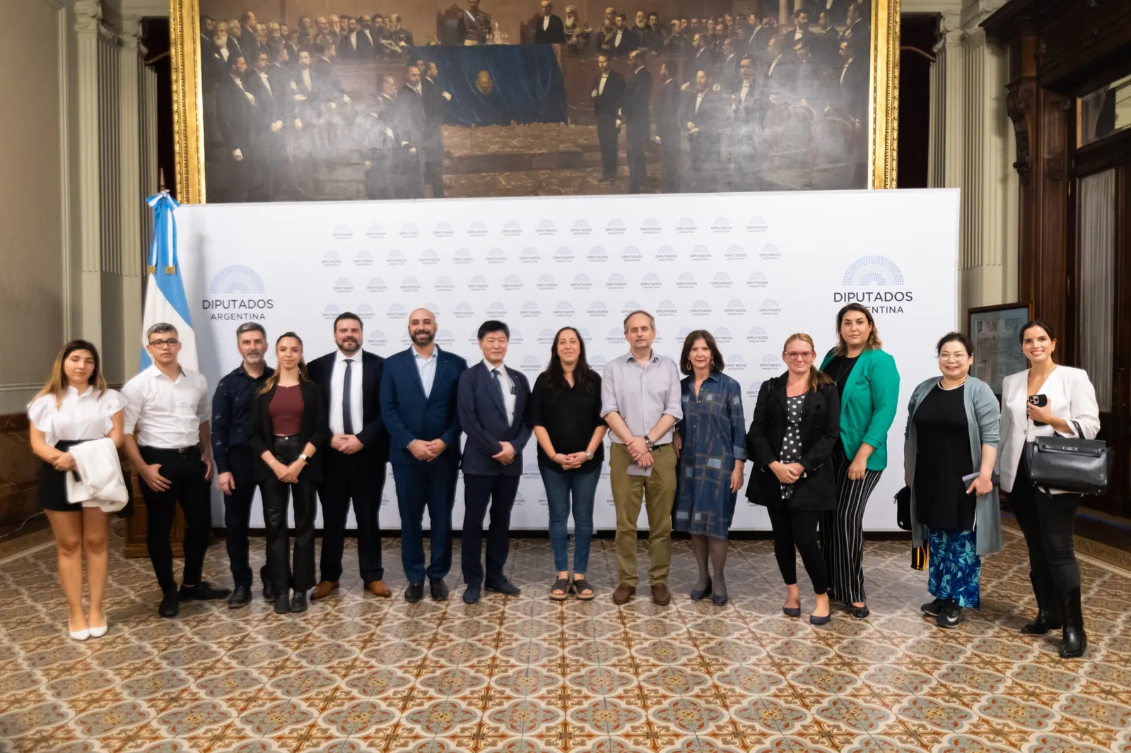Grupo de personas en una visita institucional a la Cámara de Diputados