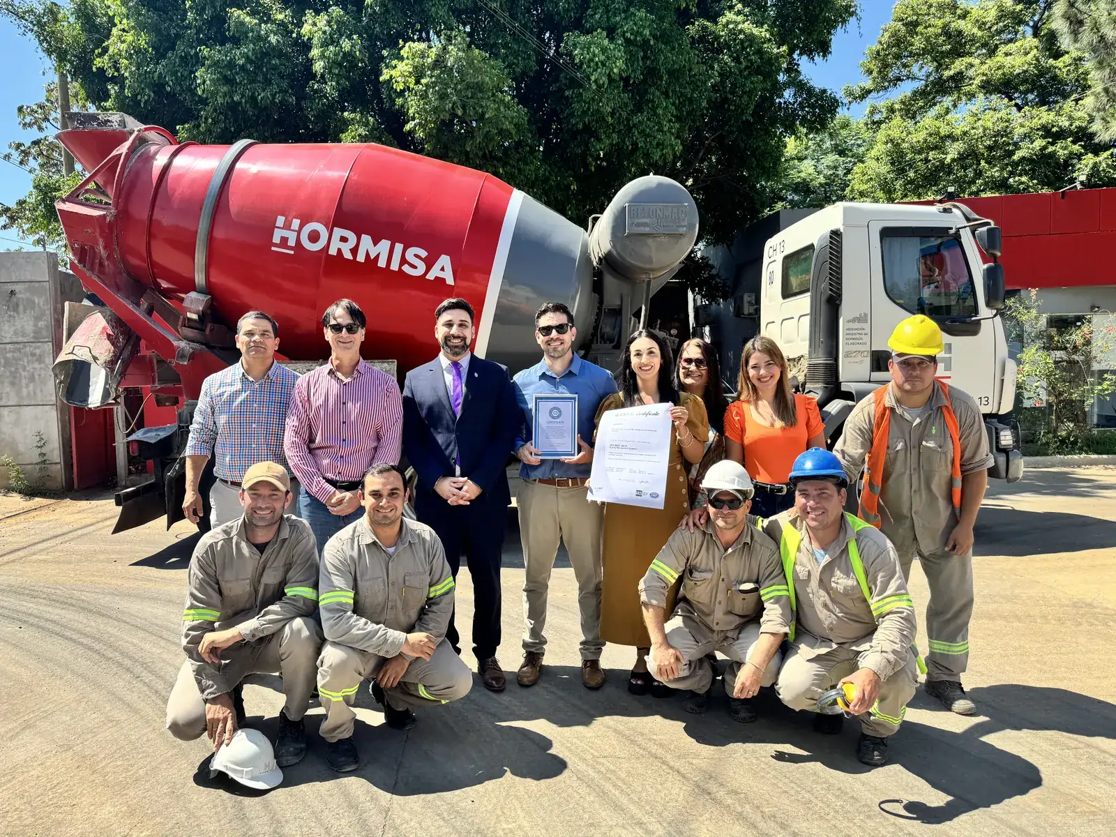 Entrega de certificado al equipo de una planta industrial