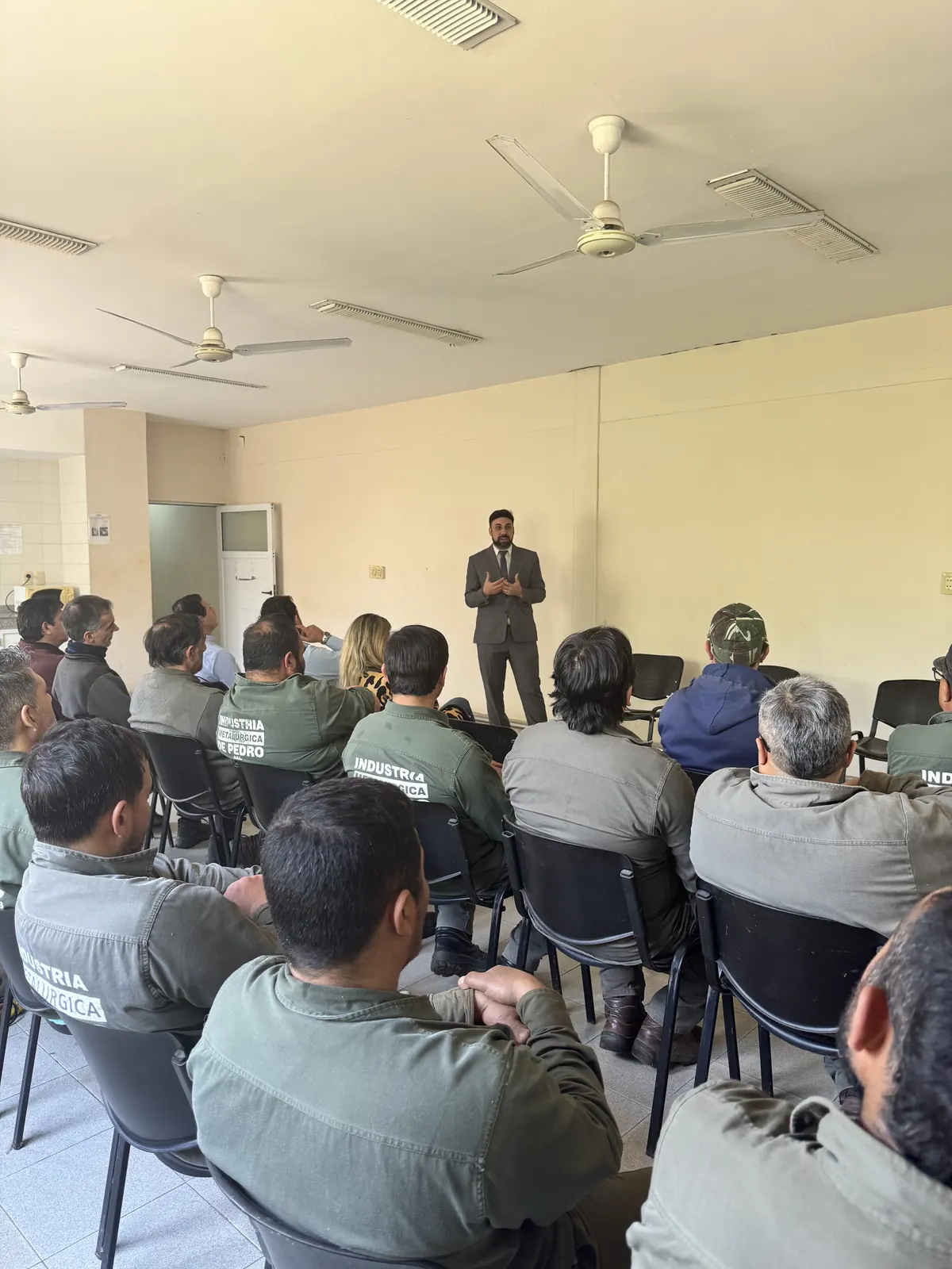 Capacitación presencial ante el equipo de una planta