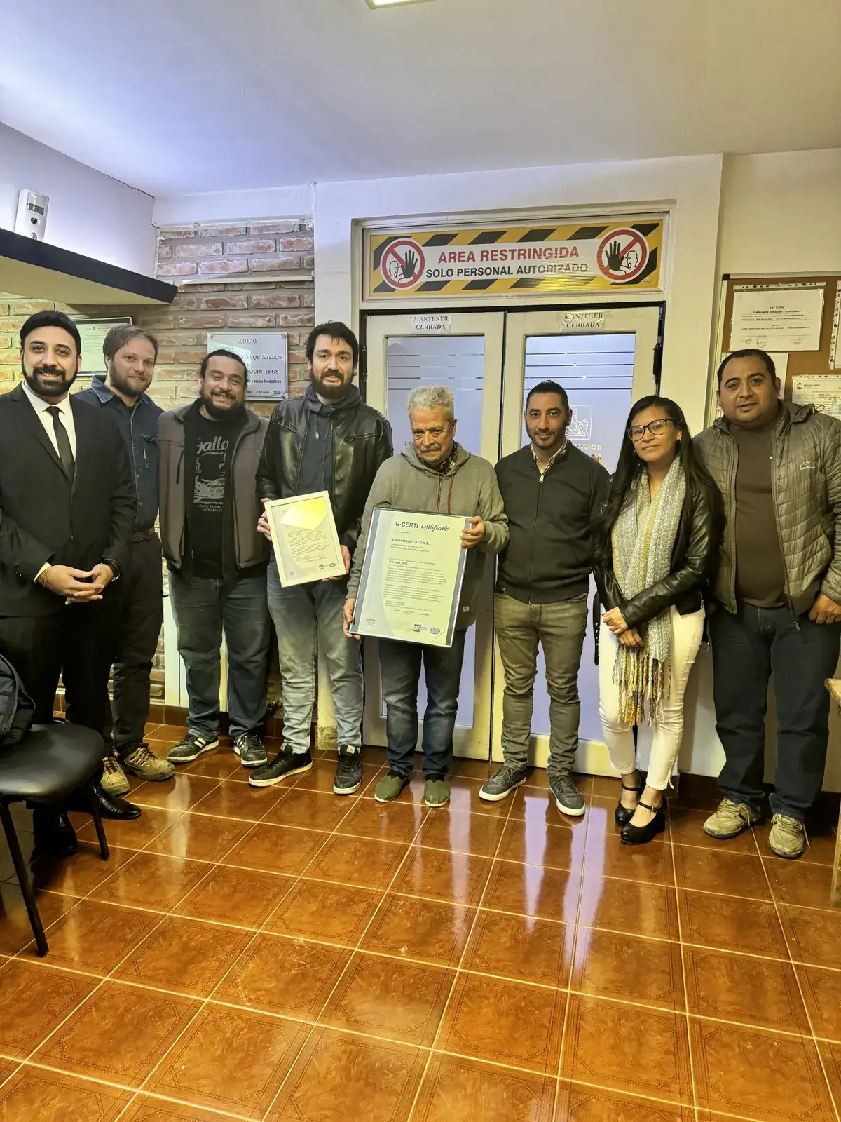 Entrega de certificado en un taller