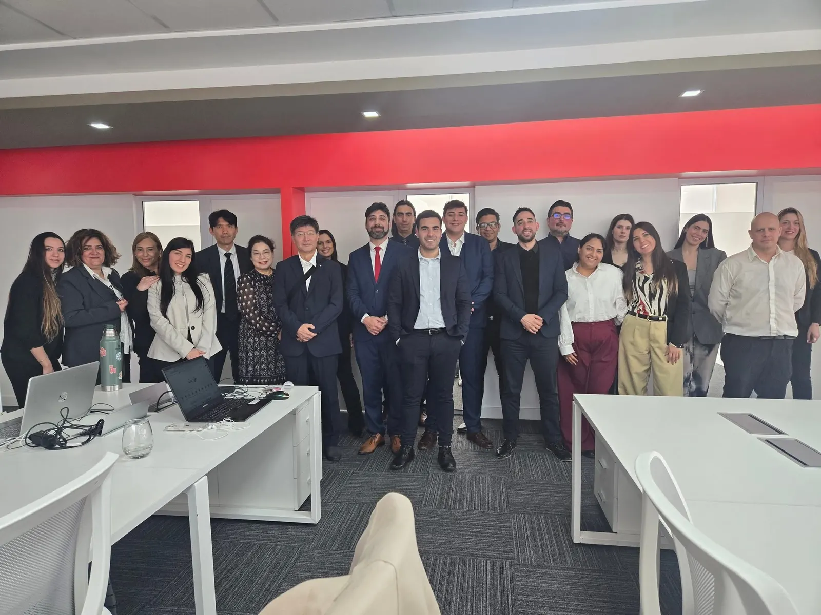 Equipo reunido en una oficina
